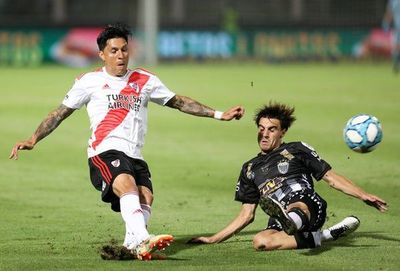 Enzo Pérez se entrena con normalidad a un día del viaje de River