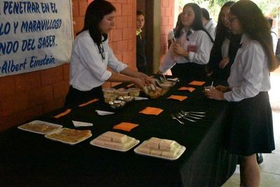 Estudiantes de Ayolas presentan sus trabajos en feria pedagógica