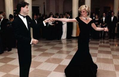 Subastan el icónico vestido con el que Lady Di bailó con John Travolta