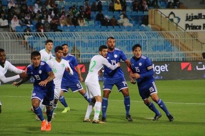 La falta de contundencia sella el empate albirrojo ante Arabia