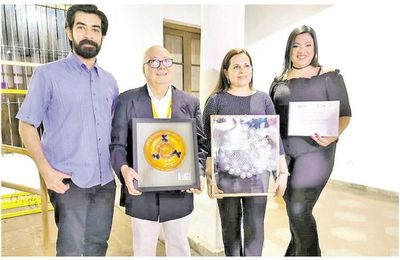 Distinguen a periodistas de ABC por visibilizar problemática de adopción