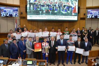 Campeones del mundo: Declaran ciudadanos ilustres a jugadores de la Selección Paraguaya de Futsal C13