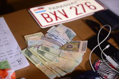 Detienen a dos presuntos tortoleros en el barrio Mburucuyá