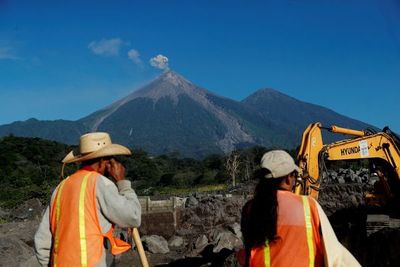 Sobrevivientes buscan contrarreloj restos de víctimas de volcán de Guatemala