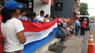 Afectados por Yacyretá piden trabajo y cuestionan tercerización