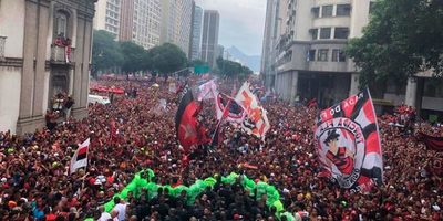Flamengo se da un baño de masas y la mancha rojinegra toma el centro de Río