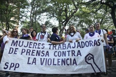 Mujeres marchan contra los feminicidios y la violencia de género