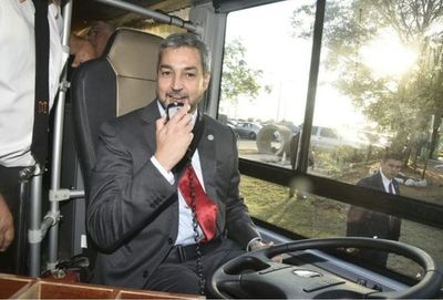 Colectivero por unos minutos: Marito inaugura nuevos buses eléctricos