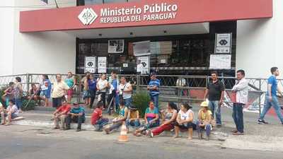 Manifestantes afectados por la EBY piden "trabajo digno"