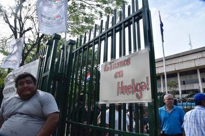 Huelga en la ANDE: servicios administrativos están paralizados