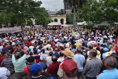 Funcionarios públicos copan inmediaciones del Congreso para presionar por aumentos