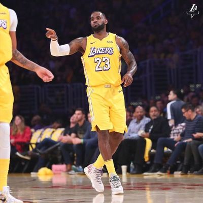Lakers se mantienen triunfales