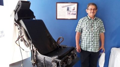 La silla de un piloto que destaca en el museo de la Basílica