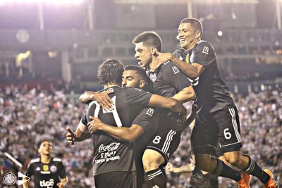 Olimpia goleó a San Lorenzo y quedó a un punto de campeonar