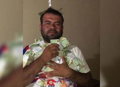 Candidato hace alarde y vito de fajos de dinero y es cercano a vinculados a narcotráfico