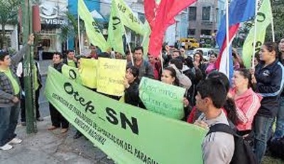 Docentes se movilizan a la espera que Diputados ratifique aumento salarial