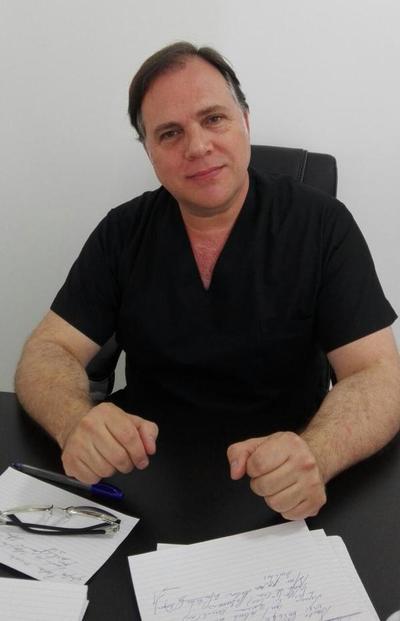 Médico argentino realiza atención médica a compatriotas.