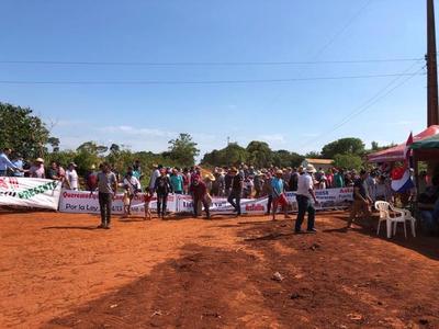 Pobladores piden pavimentación en Mbaracayú y paralizan puerto con manifestación