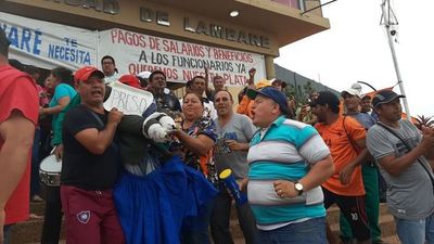 Funcionarios de Lambaré festejan frente a la Municipalidad la detención del intendente