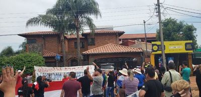 Seguidores de Paraguayo Cubas se manifestaron frente a la casa de Blas Llano