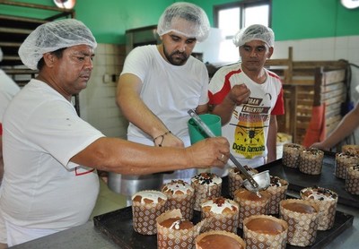 Para ayudar a sus familiares, personas privadas de libertad vender pan dulce