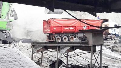 Ahora que el nivel del río sube la INC transporta clínker por vía terrestre