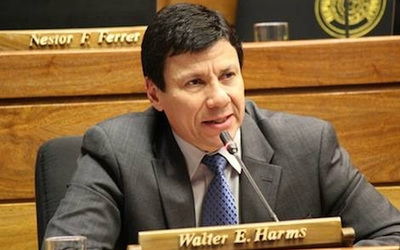 Diputado desafía que le regalen pasajes para ver si puede entrar a EEUU