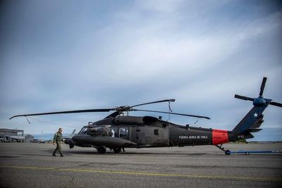 Hallan restos de avión flotando en zona donde desapareció avión militar chileno