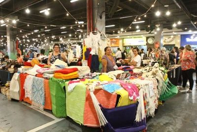 Feria reúne a un centenar de mujeres emprendedoras y artesanos de todo el país