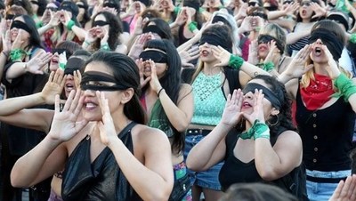 Un hombre irrumpió en una marcha feminista al grito de “Ahora a casa a hacer la cena”