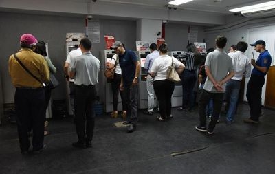 Contratos colectivos avalan el “tercer aguinaldo” que irrita a ciudadanos “comunes”