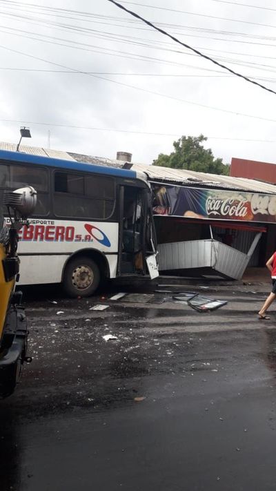 Alocada carrera de buses deja lesionados y daños materiales tras choque