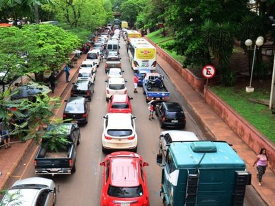Caótico ingreso al microcentro de CDE por lenta circulación de los vehículos