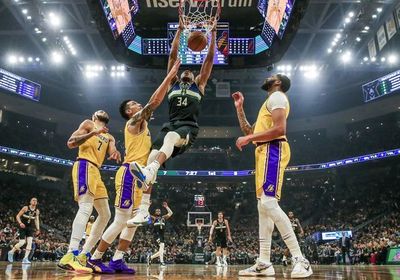Antetokounmpo y Bucks desbancan a Lakers del liderato