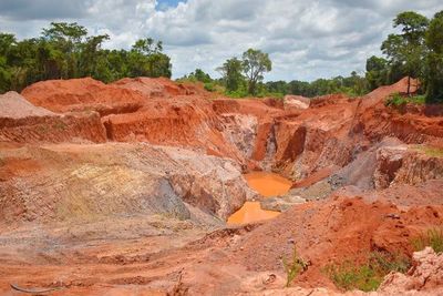 Mineros marchan en repudio a revocación arbitraria de contrato