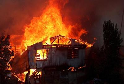 Unas 150 casas destruidas por voraz incendio que continúa activo en Chile