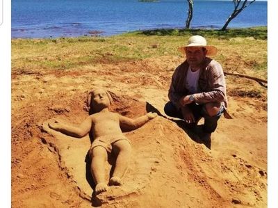 Una imagen del nacimiento de Jesús adorna la playa de San Cosme