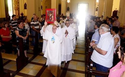 Arzobispo llama a apoyar las familias y también a parejas homosexuales