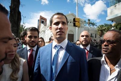Guaidó lidera sesión con parlamentarios opositores en sede de periódico