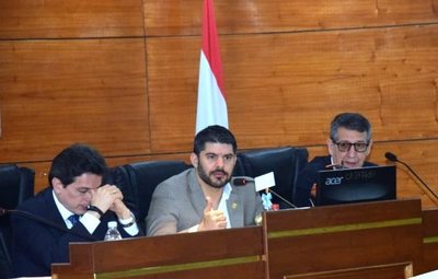 Nenecho raja a más de 100 planilleros de la Municipalidad de Asunción.