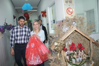 Lizarella y Nenecho repartieron juguetes en los hospitales