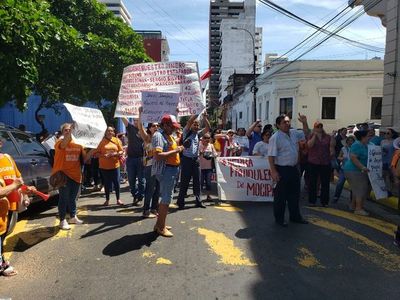 Estafados por Mocipar se manifestaron frente al Ministerio de Urbanismo