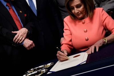 Senado de EE.UU. recibió los cargos para el juicio político a Trump