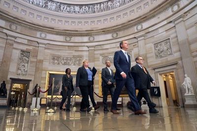 “Fiscales” del juicio político a Trump leen los cargos ante el Senado