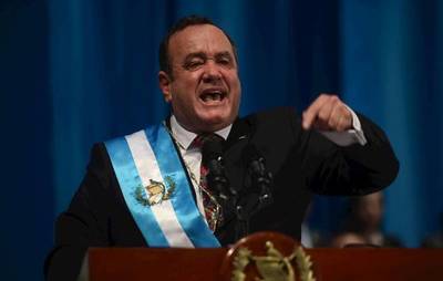 El nuevo presidente de Guatemala rompe relaciones con el Gobierno de Maduro