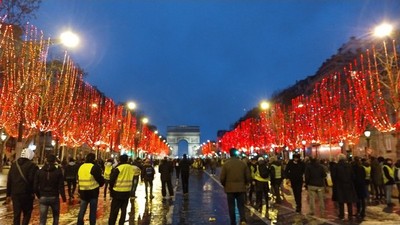 Un grupo de manifestantes impide la apertura del Museo del Louvre en París