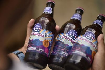 Prohíben venta en todo Brasil de cervezas a las que se atribuyen 4 muertes