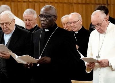 Cardenal niega tensiones en el Vaticano por polémico libro