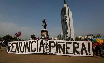 Miles de personas marchan de negro y en silencio contra "represión" en Chile