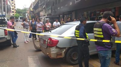Automovilista se lleva por delante a dos turistas